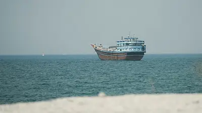 Barco atravesando el estrecho de Ormuz Barco atravesando el estrecho de Ormuz