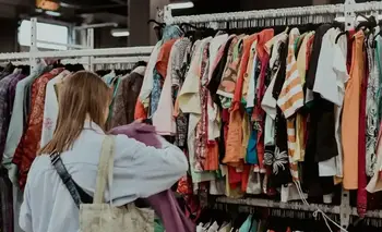 Furor con el outlet que abrió un local con ropa desde $3.000 | Ropa