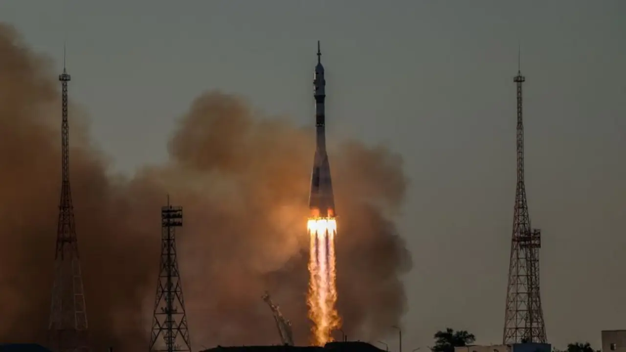 Rusia envía a dos cosmonautas y a un astronauta estadounidense a misión en estación espacial