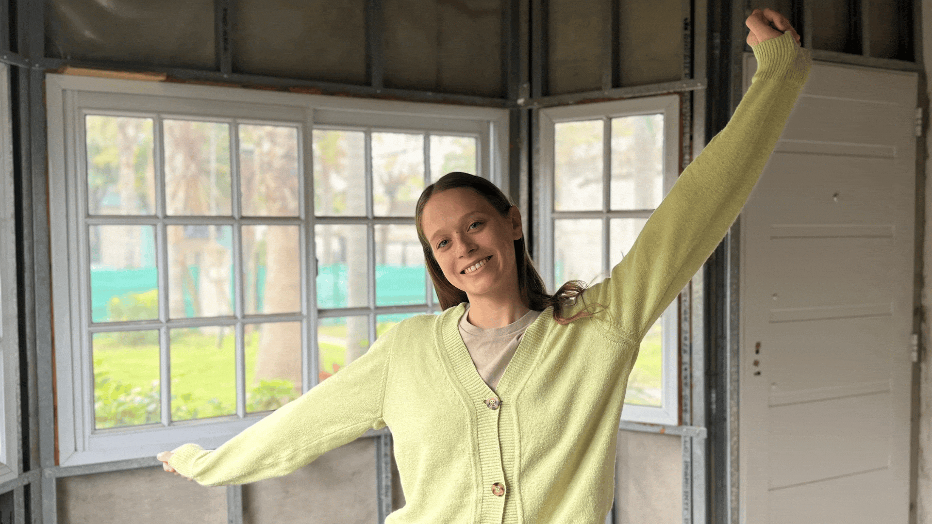 Tiene 24 años, no sabía nada de albañilería y construyó su propia casa aprendiendo de su papá: hoy enseña a otras a hacerlo