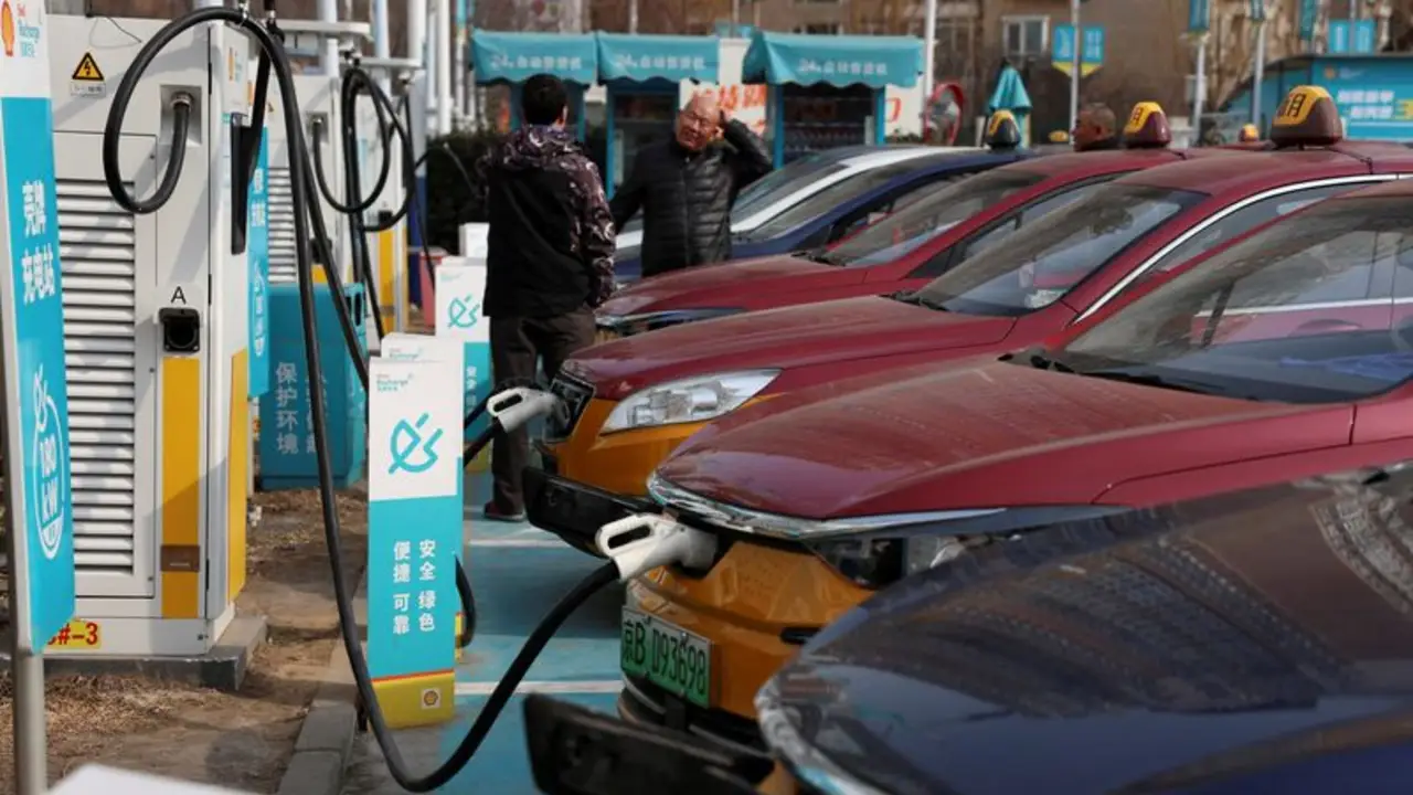 China apuesta por los taxis eléctricos para amortiguar el impacto del cierre de Ormuz