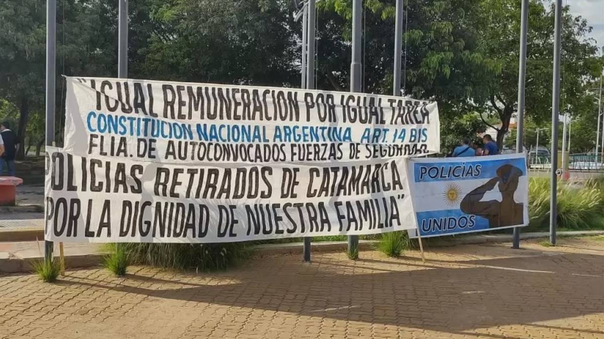 Peligro de acuartelamiento en Catamarca: policías autoconvocados se movilizaron para exigir salarios dignos