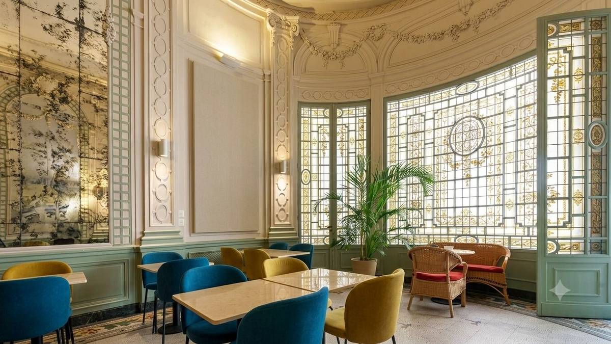 Parece un jardín de invierno francés, pero está en Buenos Aires: el café escondido que enamora a todos