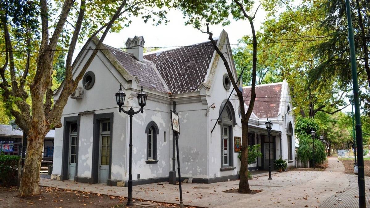 Es como dar un paseo por el 1800, pero en el corazón de Buenos Aires: la estación de tren donde ir a escuchar jazz todos los sábados
