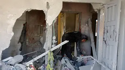 Los ataques israelíes matan a cinco personas en Gaza, según sanitarios, y siguen aumentando Los ataques israelíes matan a cinco personas en Gaza, según sanitarios, y siguen aumentando