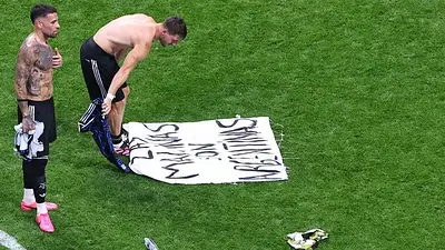 Reino Unido pidió a la FIFA que sancione a la Selección por la bandera de Malvinas Reino Unido pidió a la FIFA que sancione a la Selección por la bandera de Malvinas