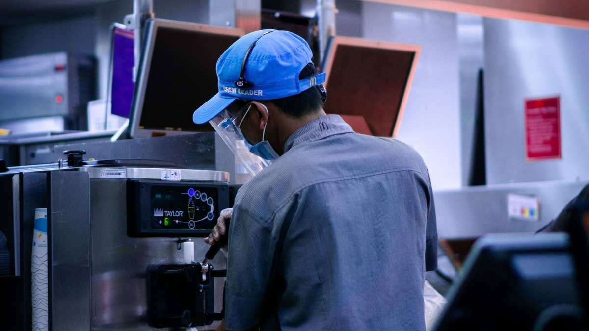 Cuánto gana un empleado de comida rápida: el sueldo que cobra en julio 2026