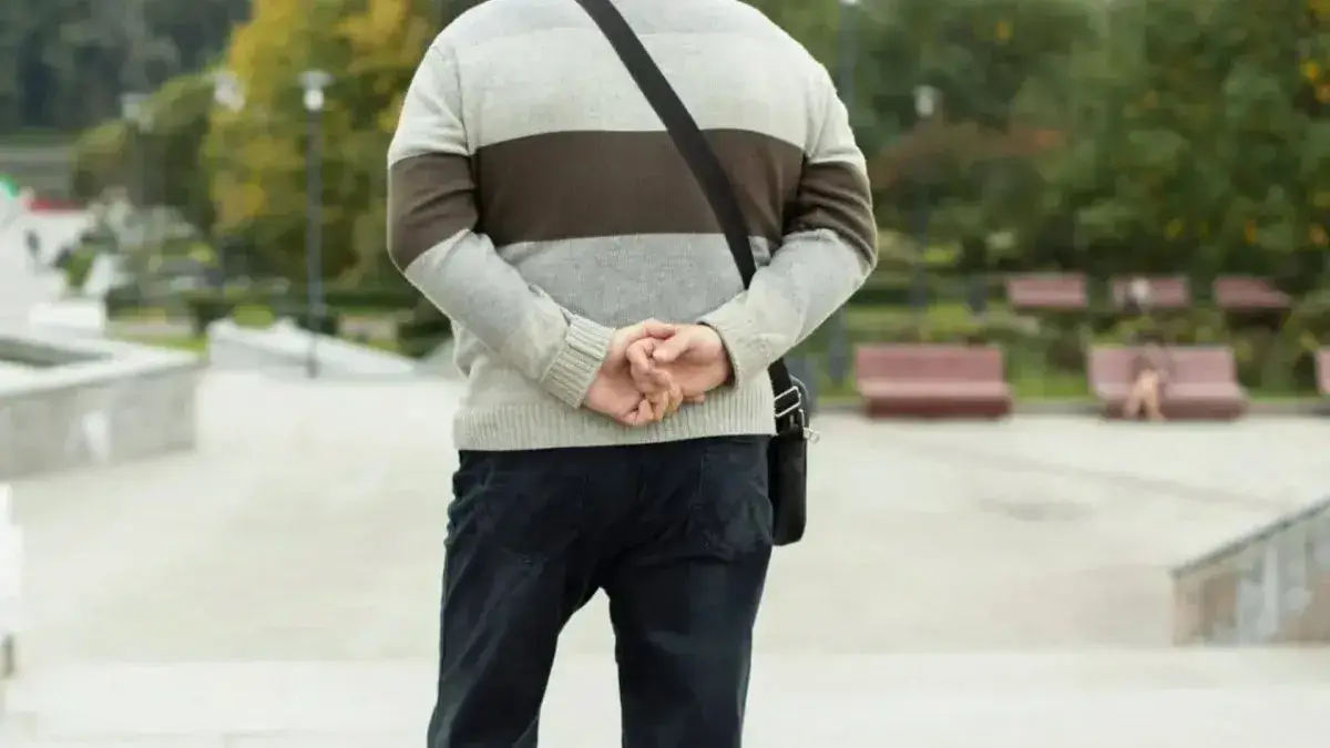 No es por comodidad: qué significa realmente caminar con las manos en la espalda, según la psicología