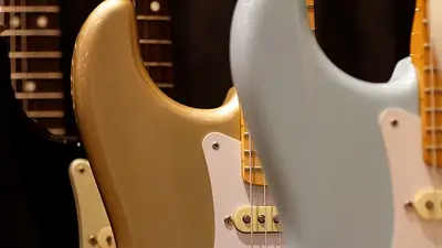 Fender demanda a minorista alemán Thomann en disputa por derechos de autor sobre la Stratocaster Fender demanda a minorista alemán Thomann en disputa por derechos de autor sobre la Stratocaster