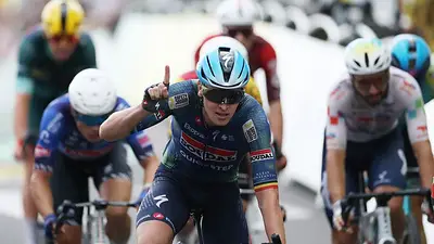 Merlier gana la etapa 12 del Tour, aunque una caída en los últimos compases empaña el sprint final Merlier gana la etapa 12 del Tour, aunque una caída en los últimos compases empaña el sprint final