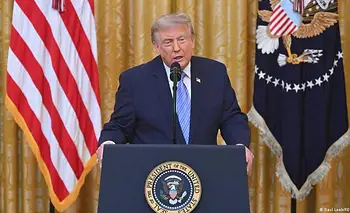 Trump dice que golpeará "con fuerza" a Irán tras ataques contra bases de EE.UU. | Estados unidos