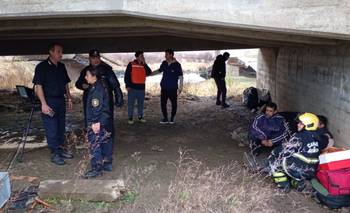 El viento hizo volcar a un micro en un puente y el chofer se tiró antes de chocar | En medio del fuerte temporal 