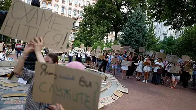 Zelenski reorganiza cargos de seguridad nacional, manifestantes se concentran por segundo día consecutivo Zelenski reorganiza cargos de seguridad nacional, manifestantes se concentran por segundo día consecutivo