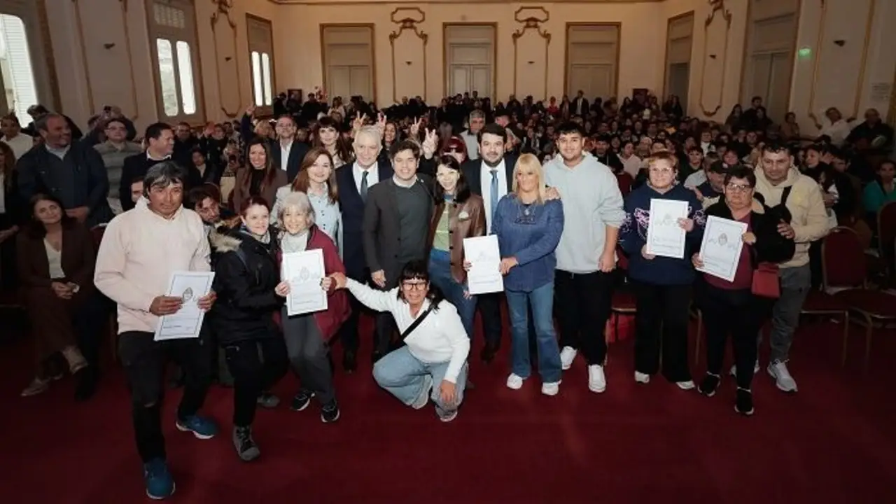 "Mucho más que un papel": Kicillof entregó 400 escrituras gratuitas del programa Mi Escritura, Mi Casa