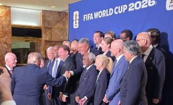 Trump saludó a Tapia y su gobierno apoyó a la AFA tras el pedido de sanción por la bandera | Mundial 2026