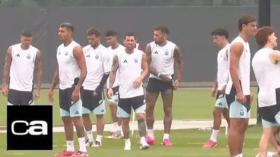 Bajo la lluvia, Scaloni define el equipo que enfrentará a España en la final del Mundial Bajo la lluvia, Scaloni define el equipo que enfrentará a España en la final del Mundial