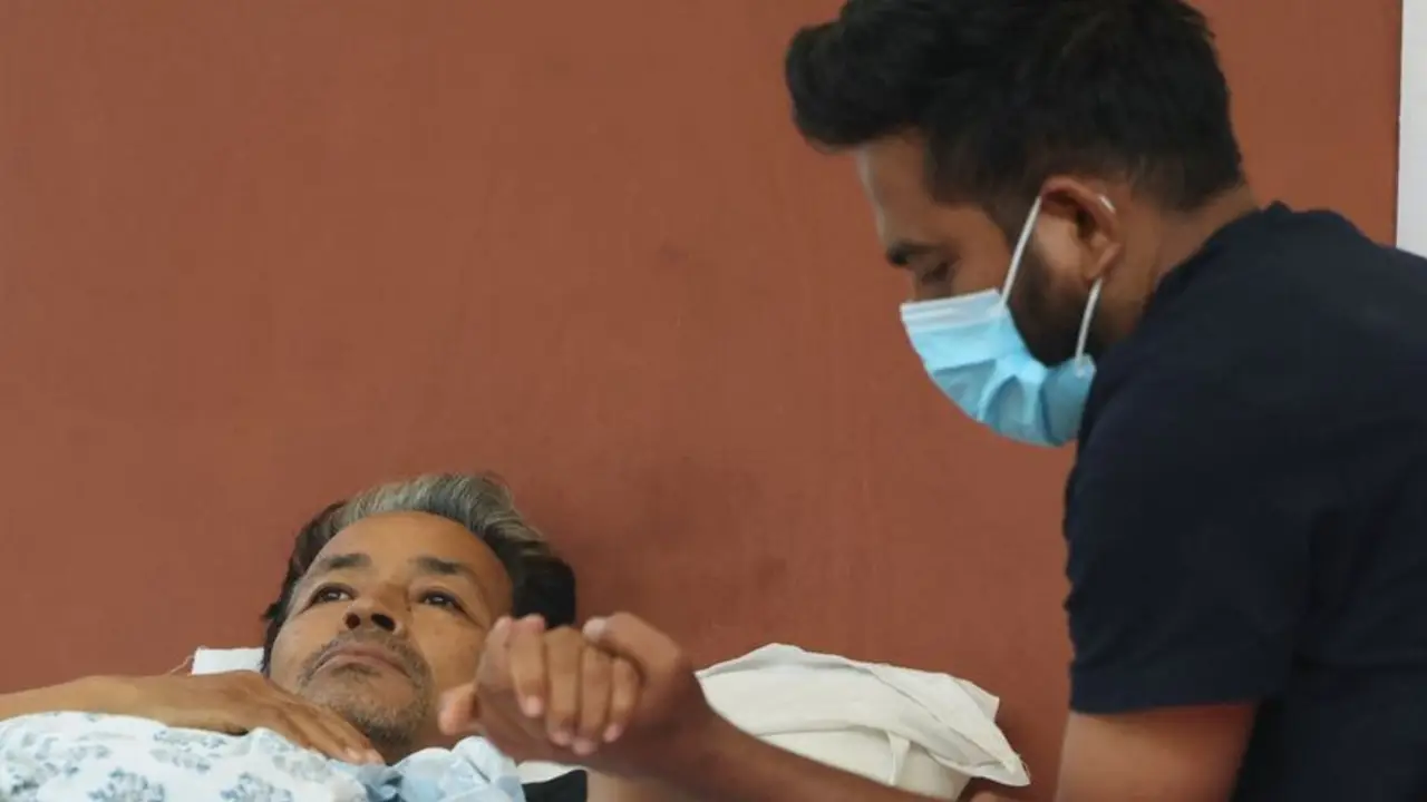 La policía traslada a un activista indio en ayuno al hospital en contra de su voluntad