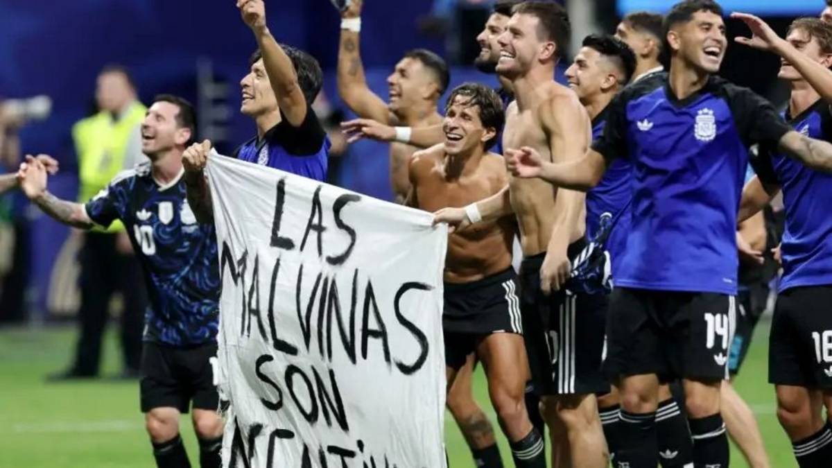 La bandera de las Malvinas reconectó al fútbol con lo más humano