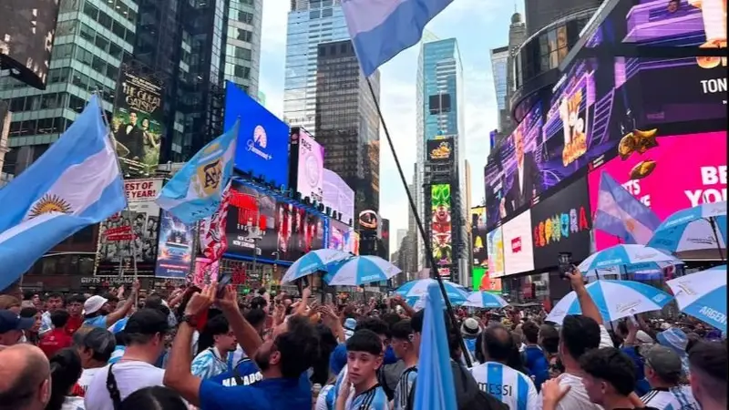 A pesar del mal clima, una multitud alienta a la Selección en el último banderazo A pesar del mal clima, una multitud alienta a la Selección en el último banderazo