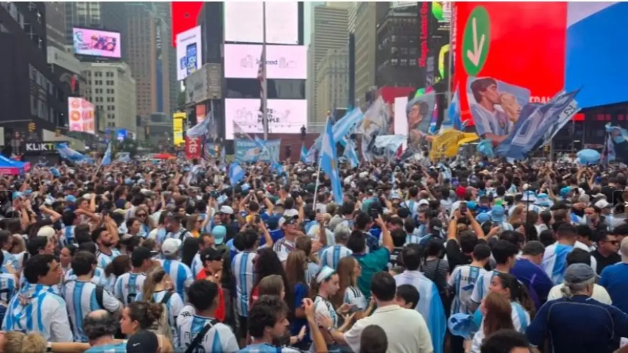 A pesar del mal clima, una multitud alentó a la Selección en el último banderazo