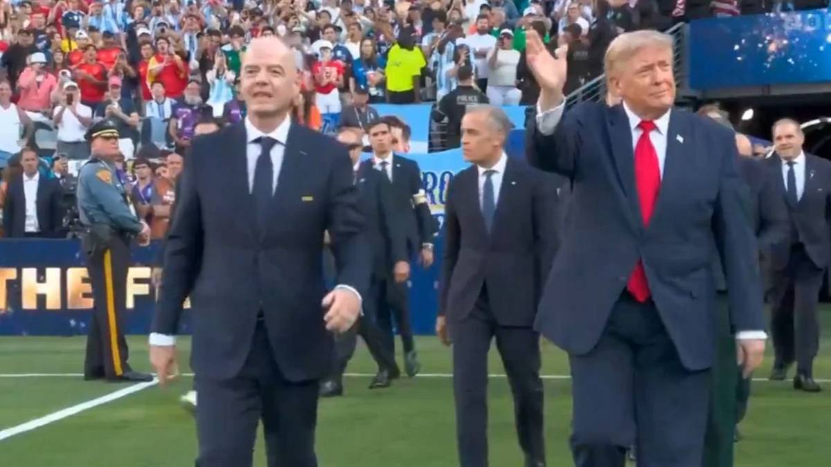 Lo silbaron a Trump: entró a la cancha para entregar los premios y la pasó mal