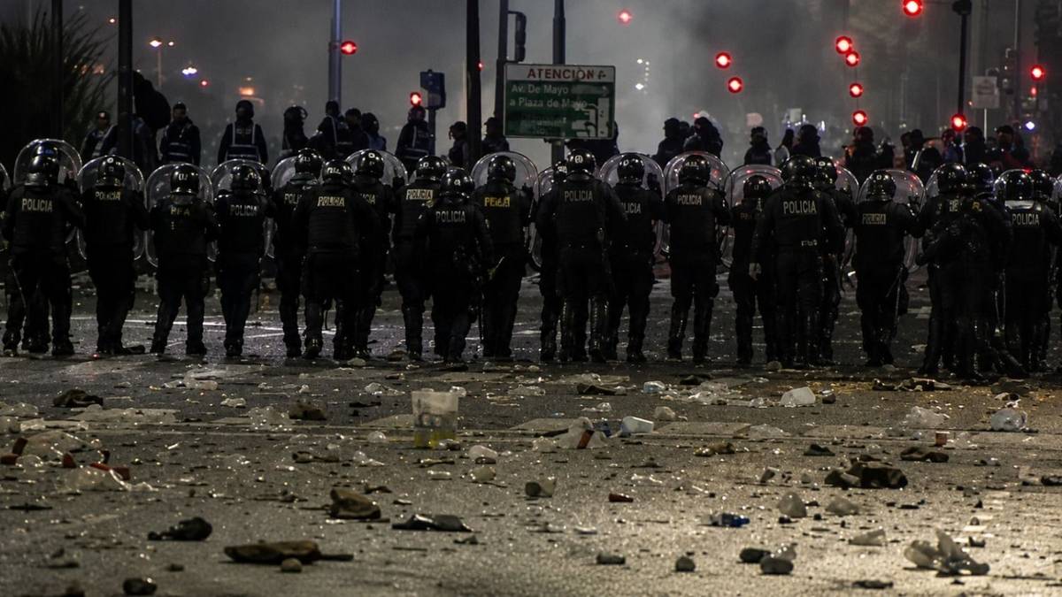 Antes de la medianoche, la Policía reprimió en el Obelisco para disolver los festejos