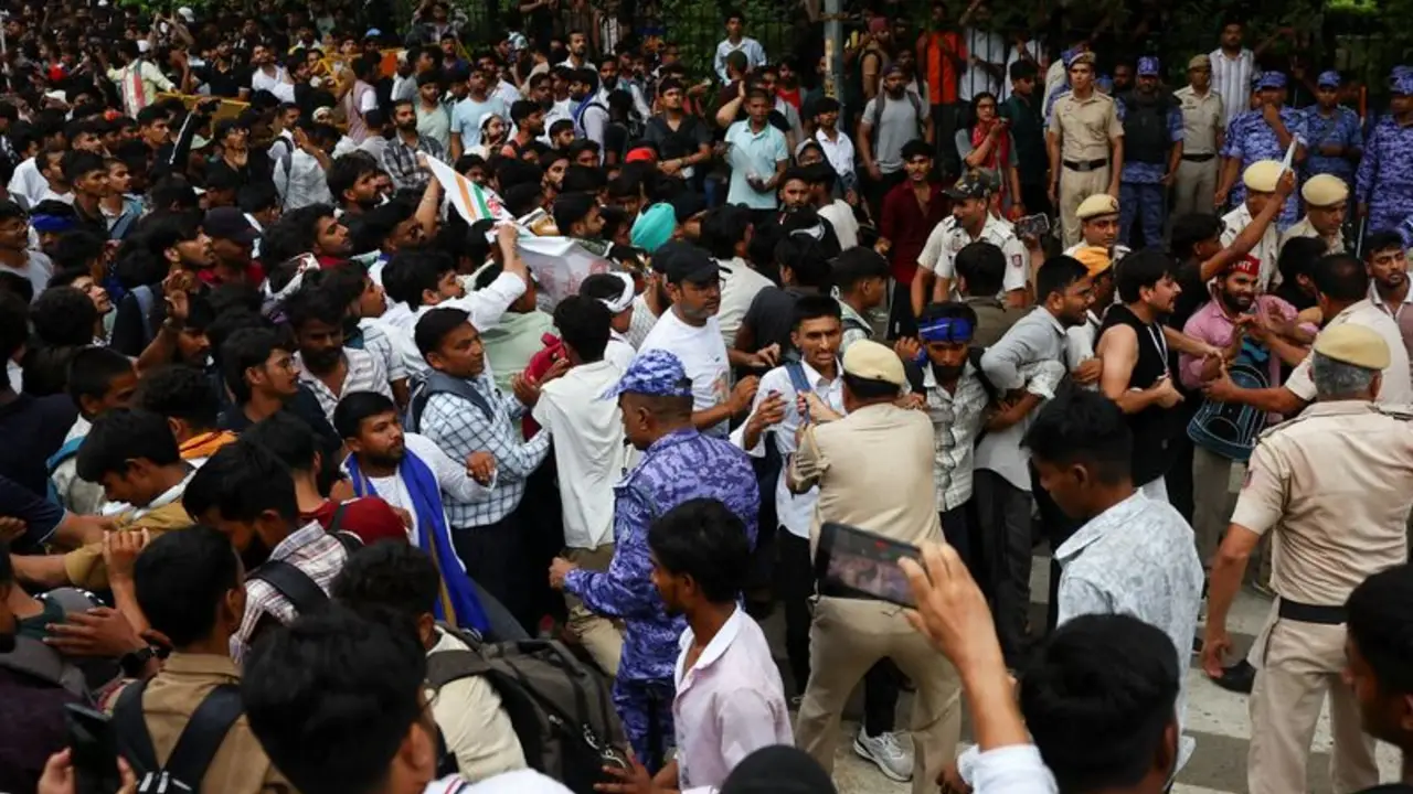 La policía golpea a manifestantes durante una protesta del movimiento de "las cucarachas" en India