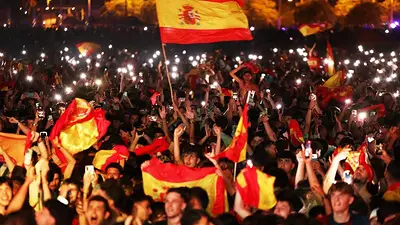 Un adolescente fallece en España tras derrumbarse una fuente en las celebraciones del Mundial Un adolescente fallece en España tras derrumbarse una fuente en las celebraciones del Mundial