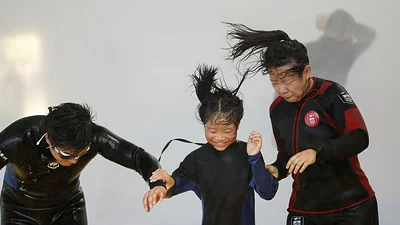 En China, la gente se enfrenta a tifones simulados para prepararse para los auténticos En China, la gente se enfrenta a tifones simulados para prepararse para los auténticos