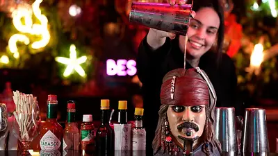 Barnteder prepara un daiquiri en la cabeza de Jack Sparrow Barnteder prepara un daiquiri en la cabeza de Jack Sparrow