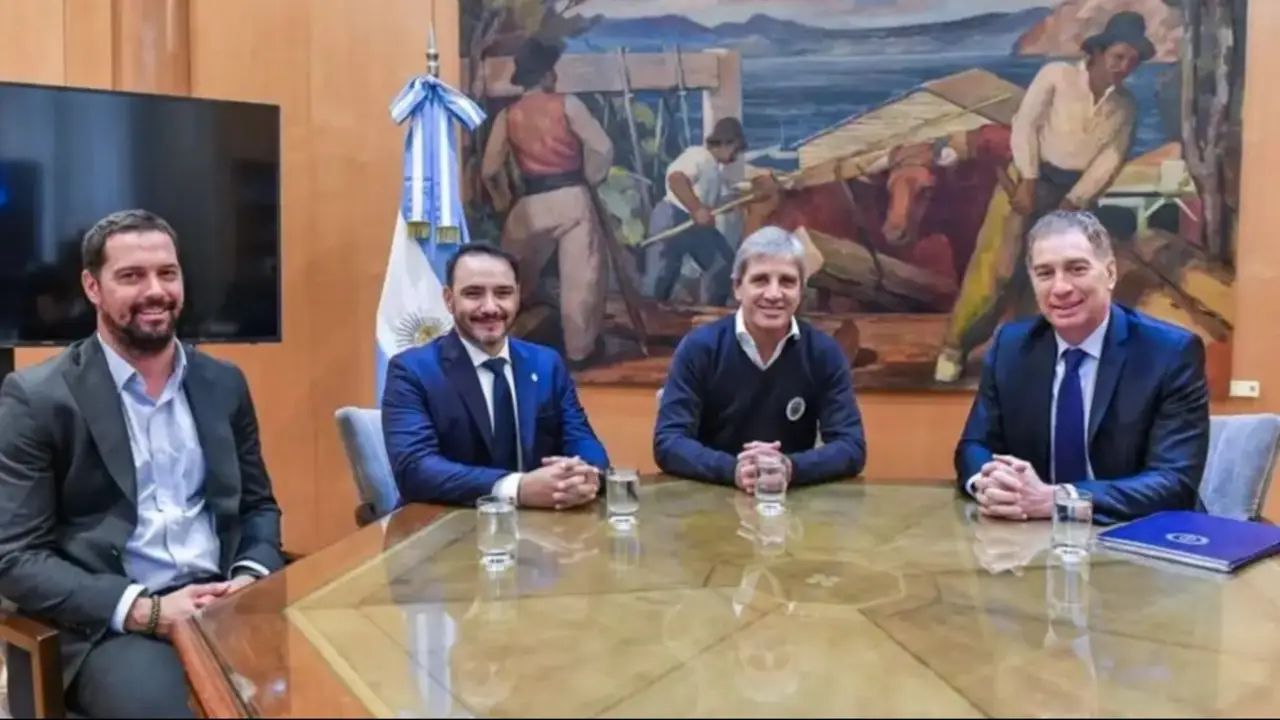 Valdés se reúne con Caputo: Yacyretá, coparticipación y obra pública, los ejes del reclamo que impulsa Corrientes