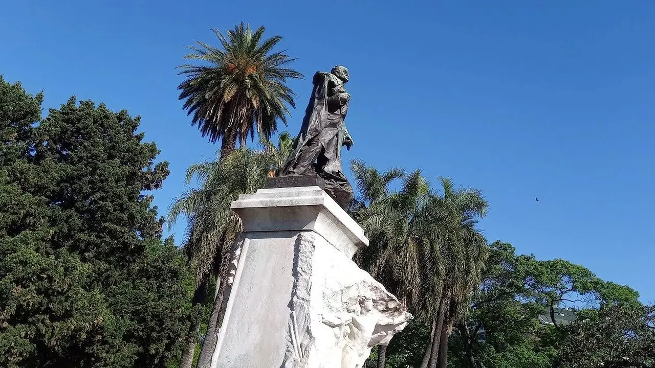 Así es el monumento a Domingo Faustino Sarmiento de Palermo, rechazado por "feo"