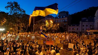 Zelenski se reúne con mandos militares mientras se intensifican las protestas callejeras Zelenski se reúne con mandos militares mientras se intensifican las protestas callejeras