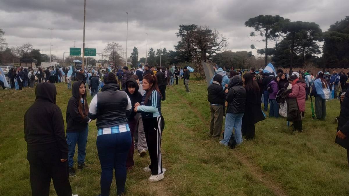 Cientos de personas se acercan a Ezeiza para recibir a la Selección