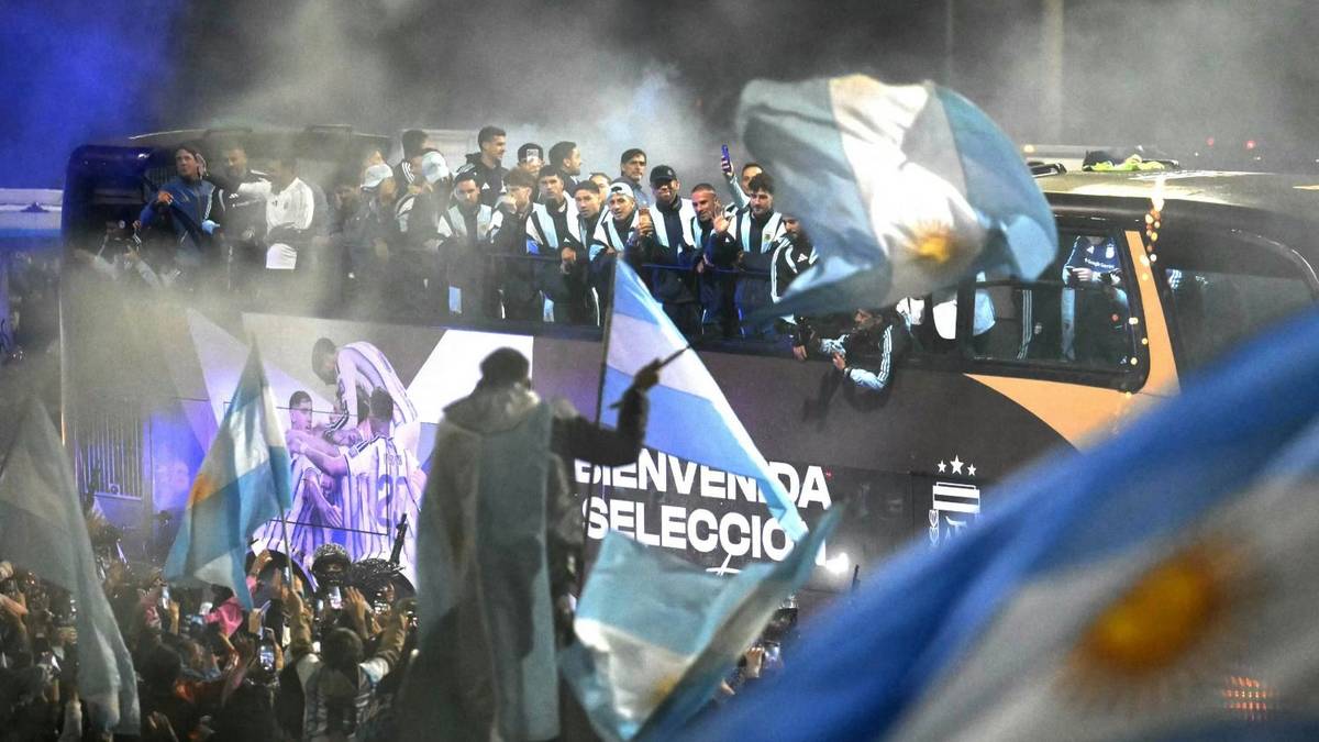 Una multitud recibió a la Selección bajo la lluvia y le entregó su amor incondicional