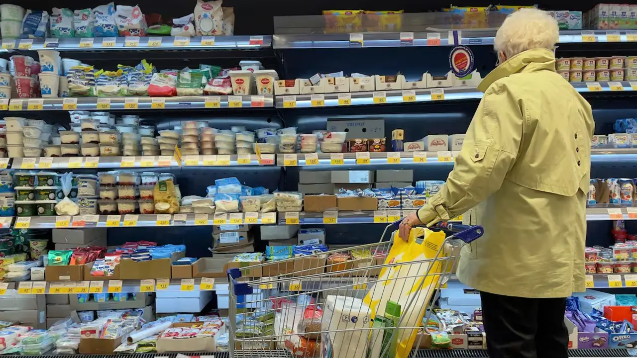 Jubilada en el supermercado.
