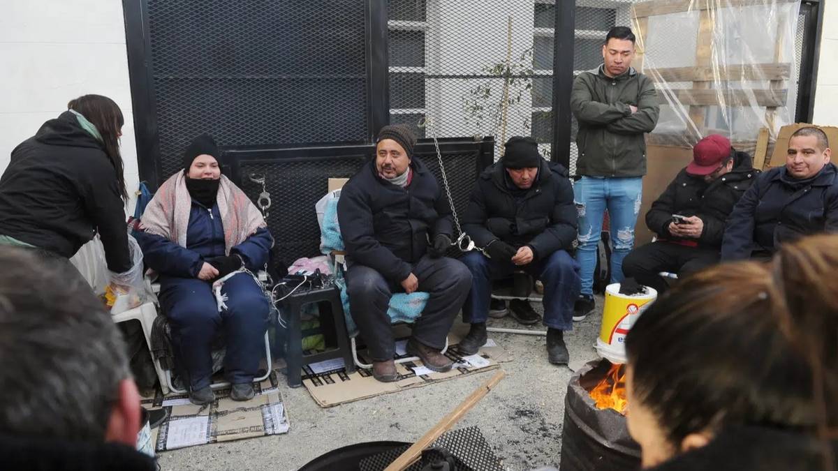 Conflicto en Santa Cruz: policías se encadenaron para reclamarle mejoras salariales a Vidal