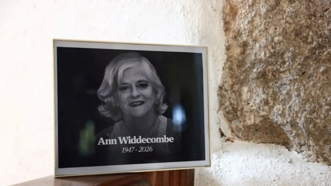 Exministra británica Widdecombe fue asesinada con 21 golpes de martillo: fiscales