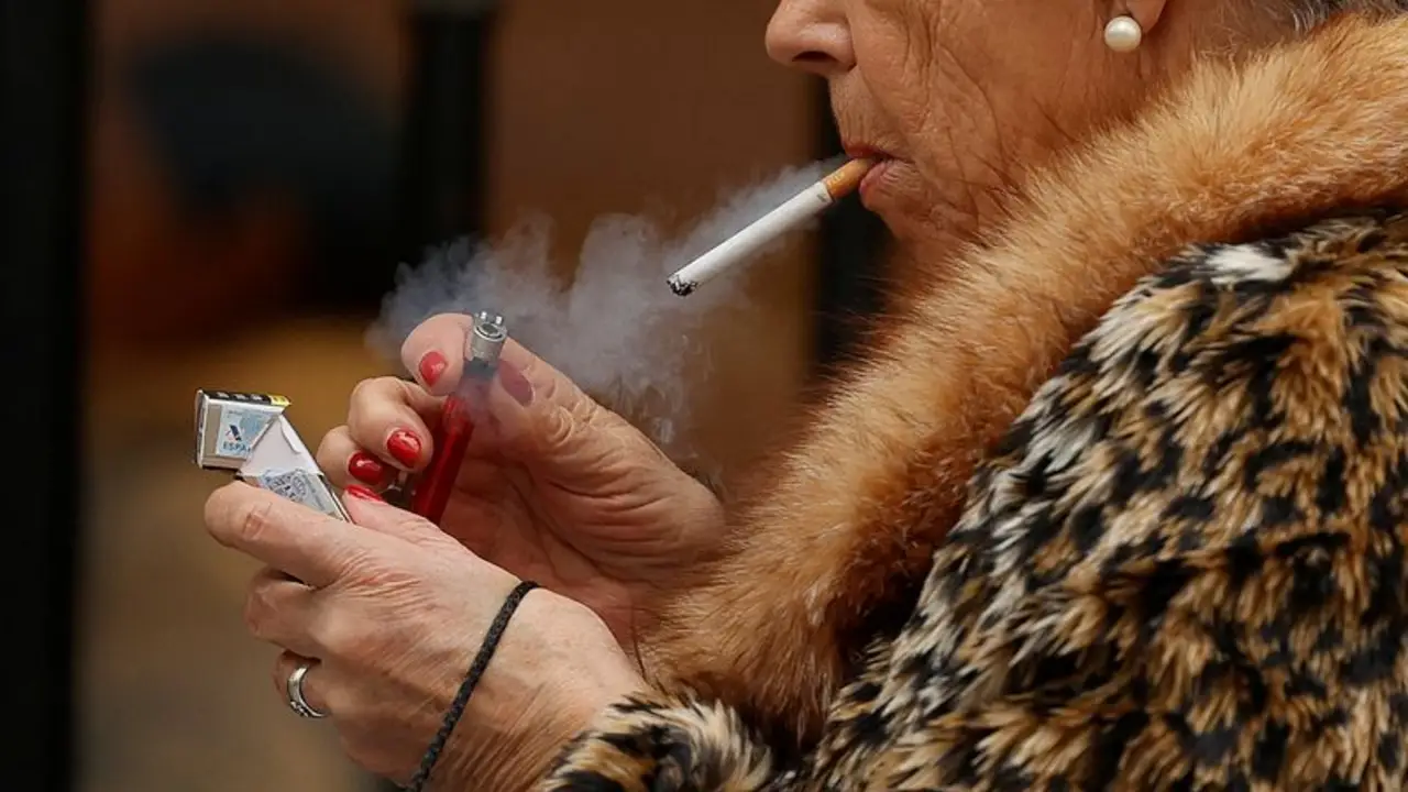España pretende ampliar prohibición de fumar a las terrazas e incluir los cigarrillos electrónicos