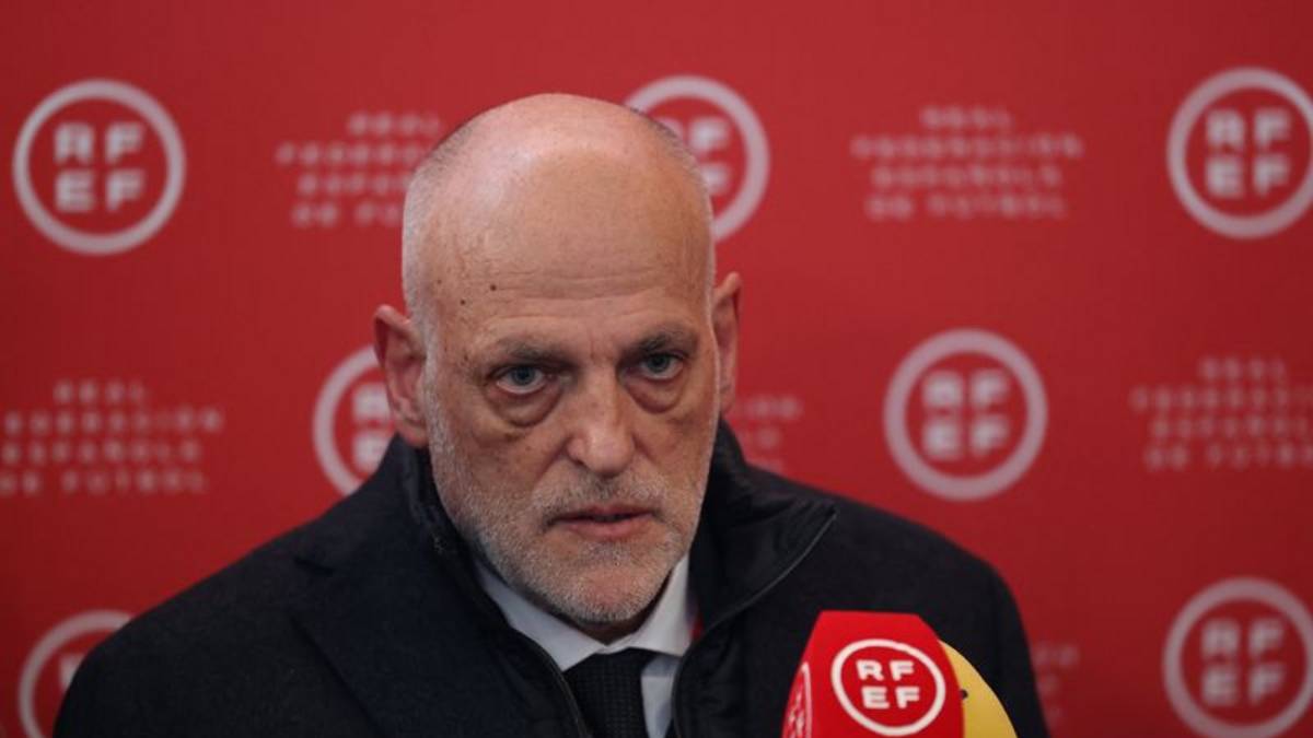 Presidente de LaLiga acusa a FIFA de "destruir la industria del fútbol", pide dimisión de Infantino