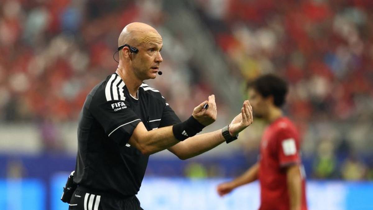 Anthony Taylor anuncia su retiro del arbitraje de élite del fútbol