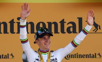 Evenepoel reconoce que su victoria tiene sabor "agridulce" tras caída de su compañero Lipowitz | Ciclismo