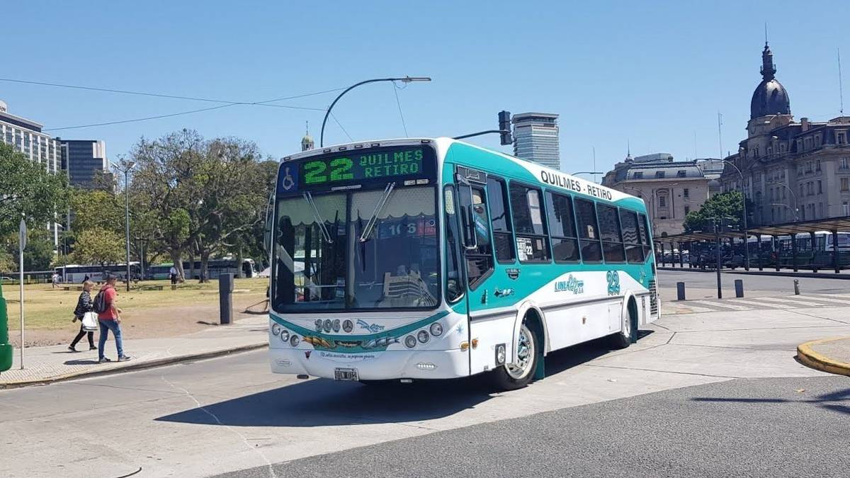 Una línea de colectivos circula cada una hora por falta de pago: cuándo reanudará el servicio habitual