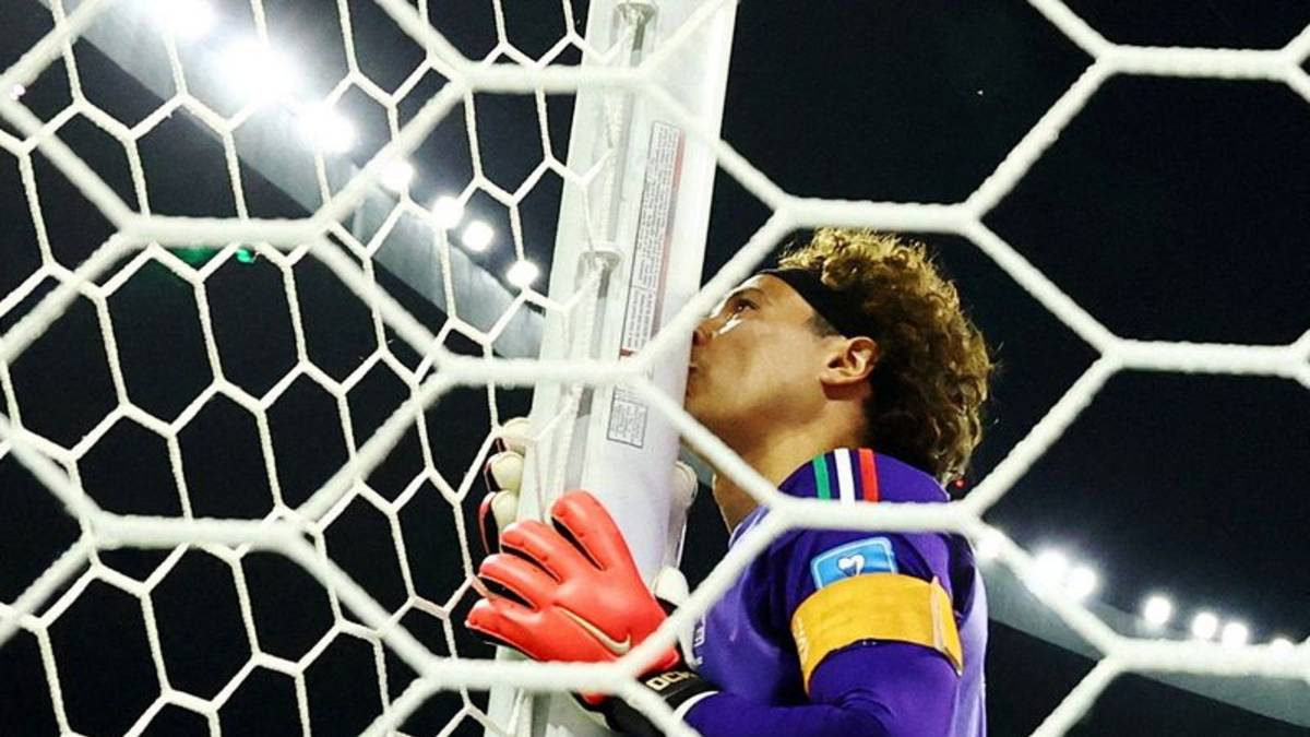 Portero mexicano Ochoa deja los guantes y se despide de las canchas