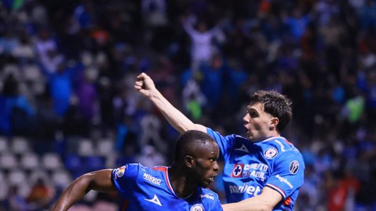 Campeón Cruz Azul remonta y saca triunfo en minutos finales en torneo mexicano