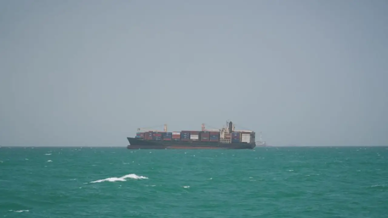 Cada vez más barcos cambian de rumbo en el mar Rojo tras amenazas de los hutíes, muestran datos