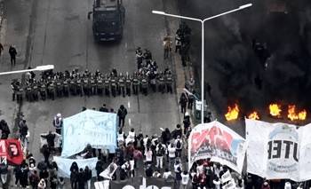 Tensión Puente Pueyrredón: Policía Federal avanza contra manifestantes | Seguimiento minuto a minuto