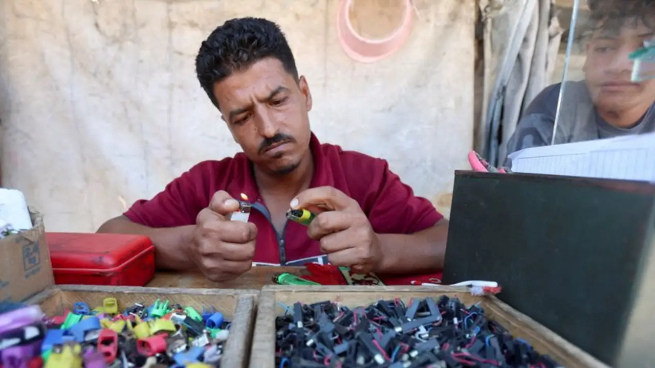 En los campamentos de Gaza, un mechero se convierte en un salvavidas