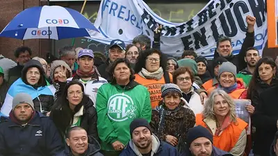 Estatales de Rosario rechazan la "miserable" oferta salarial de Pullaro y definen medidas contra el ajuste Estatales de Rosario rechazan la "miserable" oferta salarial de Pullaro y definen medidas contra el ajuste
