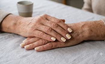 Colores de uñas para mayores de 60 años: rejuvenecen las manos  | Moda